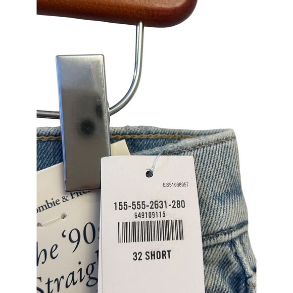 Abercrombie & Fitch Ultra High Rise 90s Straight Jean Size 32 Short Light WASH - Picture 3 of 8